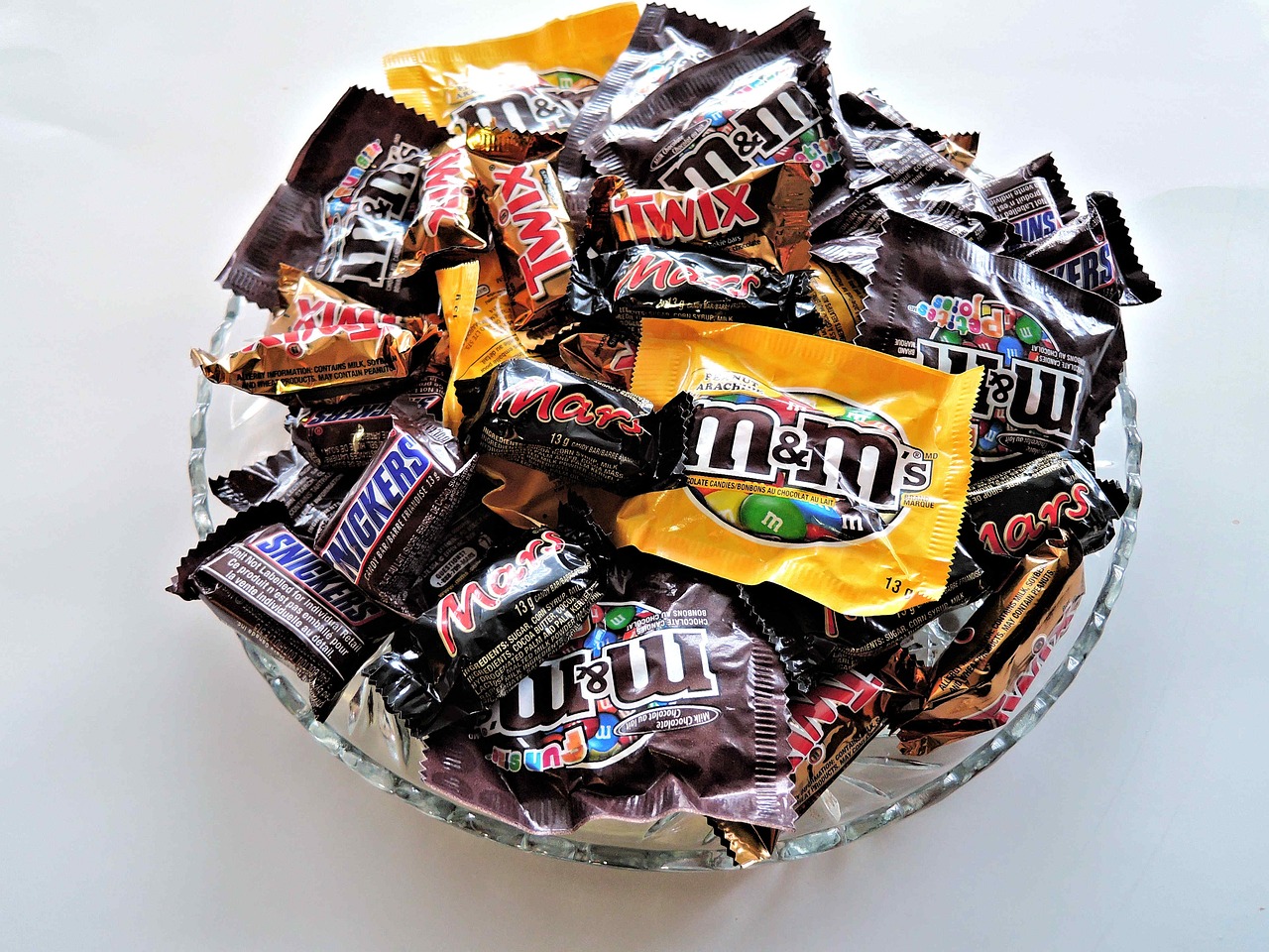 Pre-wrapped halloween candy in a bowl.